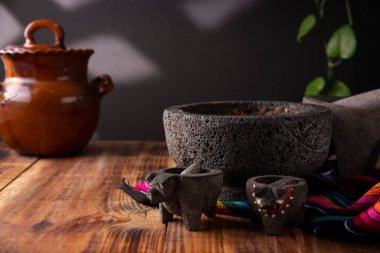 Molcajete. Geleneksel Meksika usulü havan topu ve el yapımı volkanik taş. Otantik Meksika sosu ve diğer yemeklerin hazırlanmasında temel unsur.