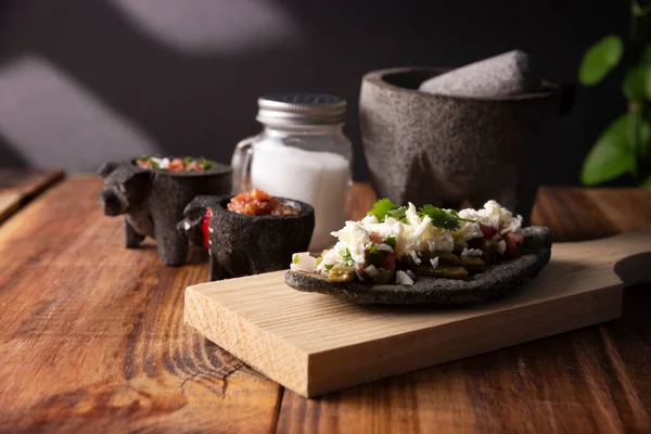 Tlacoyo Mit Nopales Und Salsa Mexikanische Vorspanische Gericht Aus Blauem — Stockfoto