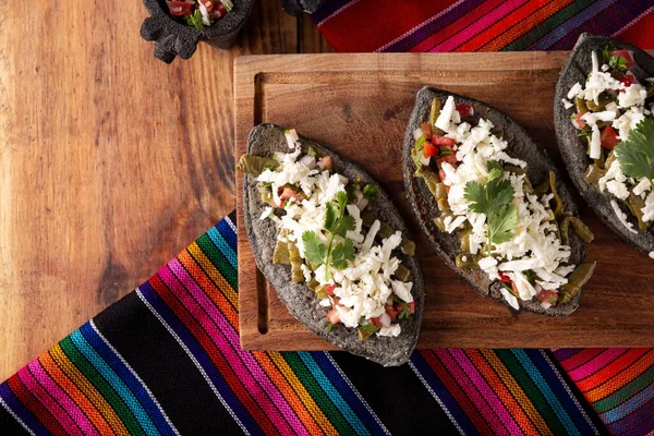 Tlacoyos Mexicaanse Pre Spaanse Schotel Gemaakt Van Blauwe Maïsmeel Pasteitje — Stockfoto