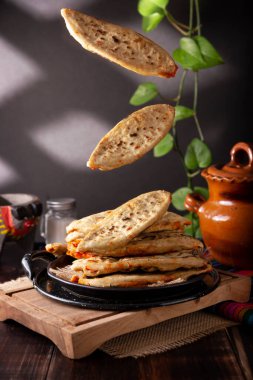 Tlacoyos. Meksika 'da mısır unlu börekten yapılmış İspanyol yemeği Chicharron Prensado (ezilmiş domuz derisi) ile doludur. Meksika 'da popüler sokak yemekleri. Yükselme fotoğrafçılığı