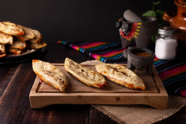 Tlacoyos Plato Prehispánico Mexicano Hecho Harina Maíz Rellena Chicharron Prensado — Foto de Stock