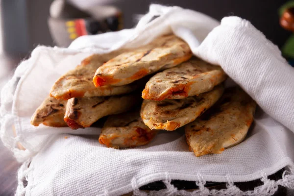 Hausgemachte Tlacoyos Mexikanische Vorspanische Gericht Aus Maismehl Patty Mit Chicharron — Stockfoto