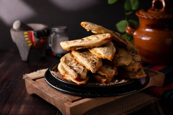 Tlacoyos Plato Prehispánico Mexicano Hecho Harina Maíz Rellena Chicharron Prensado — Foto de Stock