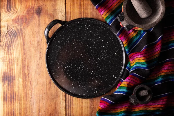 Mexikanische Küchenutensilien Bunte Traditionelle Stoffe Comal Peltre Und Molcajete Auf — Stockfoto