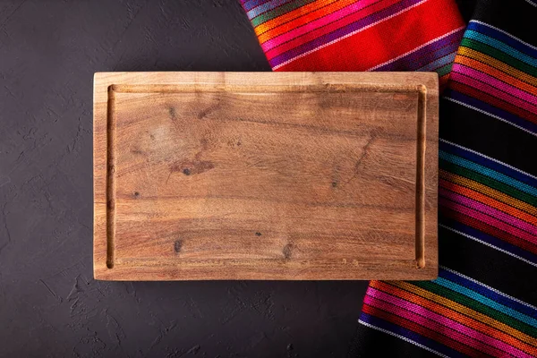 木制切割板在彩色的传统墨西哥织物 复制空间 平面外层图像 — 图库照片