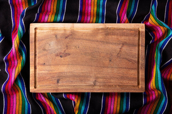 Обрезная доска Wooden Cutting на цветном традиционном китайском языке, пространство для копирования. Плоский рисунок