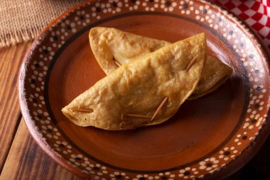 Quesadillas Doradas. Mısır tortillasıyla yapılmış kızarmış quesadillas et, patates ya da ton balığı gibi et ve malzemelerle doldurulabilir. Bu balıklar Lenten mevsiminde popülerdir..