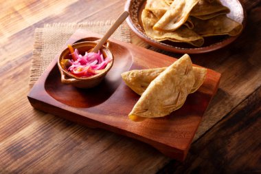 Quesadillas Doradas. Mısır tortillasıyla yapılmış kızarmış quesadillas et, patates ya da ton balığı gibi et ve malzemelerle doldurulabilir. Bu balıklar Lenten mevsiminde popülerdir..