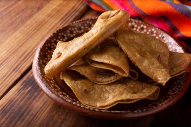 Quesadillas Doradas. Mısır tortillasıyla yapılmış kızarmış quesadillas et, patates ya da ton balığı gibi et ve malzemelerle doldurulabilir. Bu balıklar Lenten mevsiminde popülerdir..