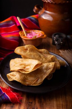 Quesadillas Doradas. Mısır tortillasıyla yapılmış kızarmış quesadillas et, patates ya da ton balığı gibi et ve malzemelerle doldurulabilir. Bu balıklar Lenten mevsiminde popülerdir..