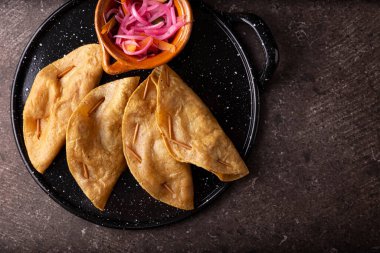 Quesadillas Doradas. Mısır tortillasıyla yapılmış kızarmış quesadillas et, patates ya da ton balığı gibi et ve malzemelerle doldurulabilir. Bu balıklar Lenten mevsiminde popülerdir..