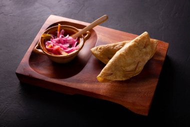 Quesadillas Doradas. Mısır tortillasıyla yapılmış kızarmış quesadillas et, patates ya da ton balığı gibi et ve malzemelerle doldurulabilir. Bu balıklar Lenten mevsiminde popülerdir..