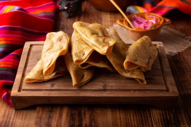 Quesadillas Doradas. Mısır tortillasıyla yapılmış kızarmış quesadillas et, patates ya da ton balığı gibi et ve malzemelerle doldurulabilir. Bu balıklar Lenten mevsiminde popülerdir..