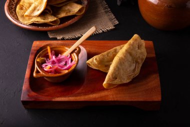 Quesadillas Doradas. Mısır tortillasıyla yapılmış kızarmış quesadillas et, patates ya da ton balığı gibi et ve malzemelerle doldurulabilir. Bu balıklar Lenten mevsiminde popülerdir..