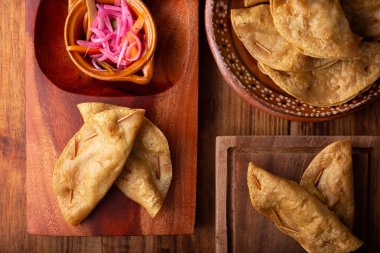 Quesadillas Doradas. Mısır tortillasıyla yapılmış kızarmış quesadillas et, patates ya da ton balığı gibi et ve malzemelerle doldurulabilir. Bu balıklar Lenten mevsiminde popülerdir..