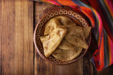 Quesadillas Doradas. Mısır tortillasıyla yapılmış kızarmış quesadillas et, patates ya da ton balığı gibi et ve malzemelerle doldurulabilir. Bu balıklar Lenten mevsiminde popülerdir..