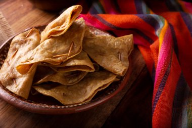 Quesadillas Doradas. Mısır tortillasıyla yapılmış kızarmış quesadillas et, patates ya da ton balığı gibi et ve malzemelerle doldurulabilir. Bu balıklar Lenten mevsiminde popülerdir..