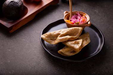 Quesadillas Doradas. Mısır tortillasıyla yapılmış kızarmış quesadillas et, patates ya da ton balığı gibi et ve malzemelerle doldurulabilir. Bu balıklar Lenten mevsiminde popülerdir..