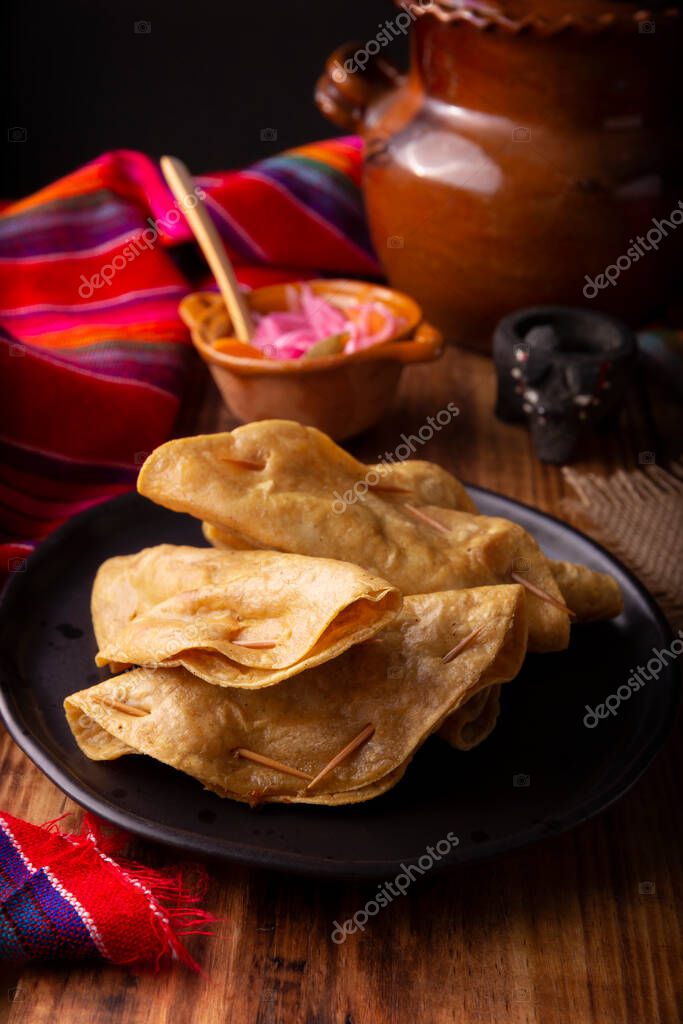 Quesadillas Doradas. Quesadillas fritas hechas con tortillas de maíz, se pueden rellenar con