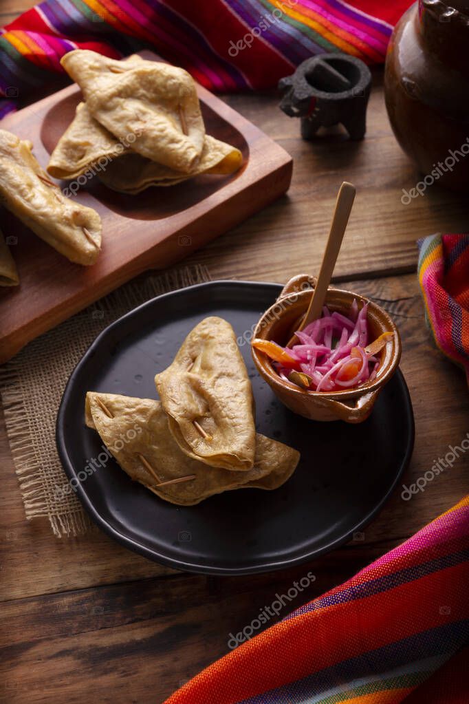 Quesadillas Doradas. Quesadillas fritas hechas con tortillas de maíz, se pueden rellenar con