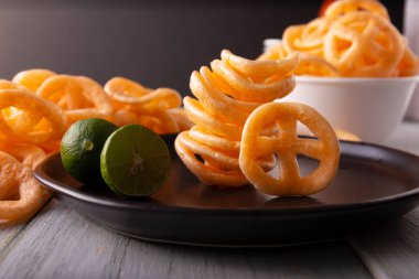 Chicharrones de Harina 'da. Duros, duritos, Meksika araba tekerlekleri ya da fırıldak olarak da bilinir. Uundan yapılan çok popüler bir aperatiftir. Sıcak sos ve limon suyuyla birlikte..