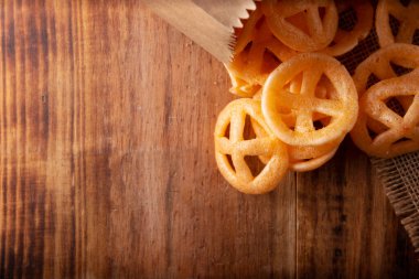 Chicharrones de Harina 'da. Duros, duritos, Meksika araba tekerlekleri ya da fırıldak olarak da bilinir. Uundan yapılan çok popüler bir aperatiftir. Sıcak sos ve limon suyuyla birlikte..