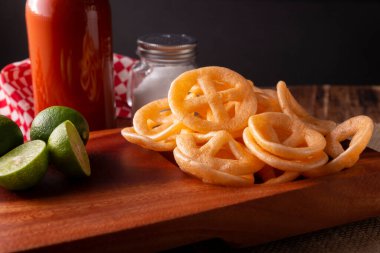 Chicharrones de Harina 'da. Duros, duritos, Meksika araba tekerlekleri ya da fırıldak olarak da bilinir. Uundan yapılan çok popüler bir aperatiftir. Sıcak sos ve limon suyuyla birlikte..