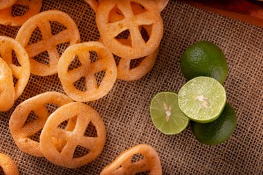 Chicharrones de Harina 'da. Duros, duritos, Meksika araba tekerlekleri ya da fırıldak olarak da bilinir. Uundan yapılan çok popüler bir aperatiftir. Sıcak sos ve limon suyuyla birlikte..