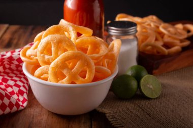 Chicharrones de Harina 'da. Duros, duritos, Meksika araba tekerlekleri ya da fırıldak olarak da bilinir. Uundan yapılan çok popüler bir aperatiftir. Sıcak sos ve limon suyuyla birlikte..