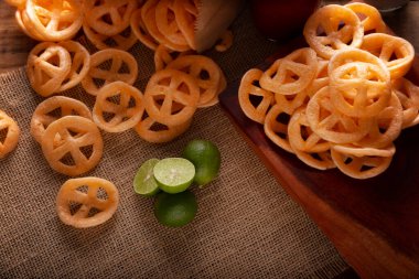 Chicharrones de Harina 'da. Duros, duritos, Meksika araba tekerlekleri ya da fırıldak olarak da bilinir. Uundan yapılan çok popüler bir aperatiftir. Sıcak sos ve limon suyuyla birlikte..