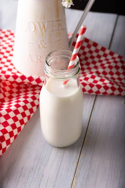 Frische Milch Einer Kleinen Glasflasche Mit Rotem Und Weißem Biologisch — Stockfoto