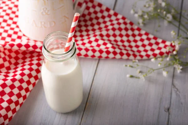 Lait Frais Dans Récipient Verre Avec Paille Papier Décapé Biodégradable — Photo