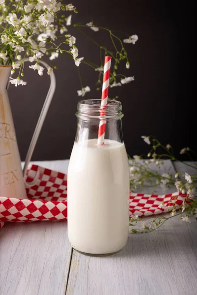 Verse Melk Glazen Recipiënt Met Rood Wit Biologisch Afbreekbaar Gestript — Stockfoto