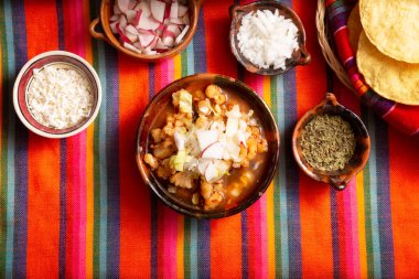 Pozole Rojo. Geleneksel Meksika güveci Meksika 'da ve komşu ülkelerde çok popüler. Bölgeye bağlı olarak et ve çeşitli malzemelerle kakahuazintle yapılır..