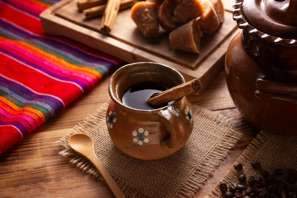 欧拉咖啡馆 墨西哥传统咖啡及其基本配料咖啡 肉桂和皮龙涎香 装在一个叫做 Jarrito 的粘土杯中 放在粗糙的木头表面上 — 图库照片