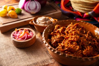 Cochinita pibil. Yucatan, Merida 'dan tipik Meksika güveci, fındıklı terbiye edilmiş domuz etinden yapılır ve genellikle fasulye ve kırmızı soğanla birlikte habanero biberiyle birlikte taco ile yenir..