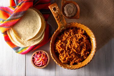 Cochinita pibil. Yucatan, Merida 'dan tipik Meksika güveci, fındıklı terbiye edilmiş domuz etinden yapılır ve genellikle fasulye ve kırmızı soğanla birlikte habanero biberiyle birlikte taco ile yenir..