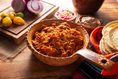 Cochinita pibil. Yucatan, Merida 'dan tipik Meksika güveci, fındıklı terbiye edilmiş domuz etinden yapılır ve genellikle fasulye ve kırmızı soğanla birlikte habanero biberiyle birlikte taco ile yenir..