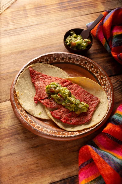 Tacos Cecina Enchilada Con Guacamole 晒干的猪肉或牛肉肉 用各种调味品和辣椒调味 通常用玉米卷吃 — 图库照片