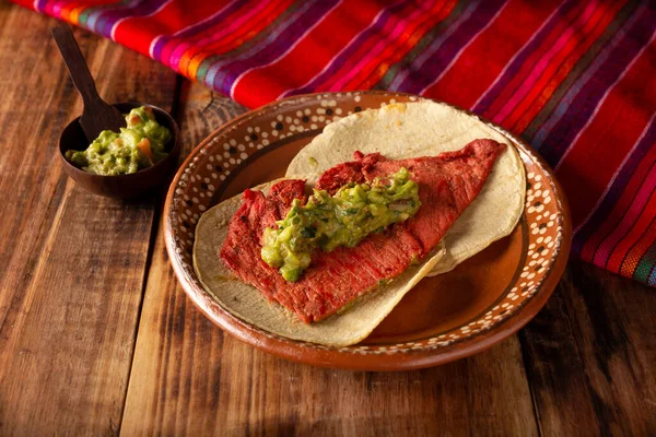 Tacos Cecina Enchilada Con Guacamole 晒干的猪肉或牛肉肉 用各种调味品和辣椒调味 通常用玉米卷吃 — 图库照片