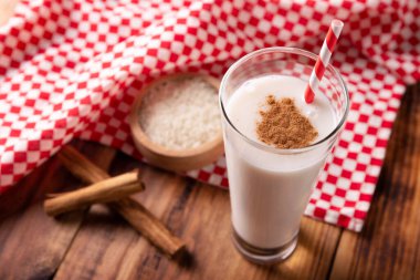 Agua de Horchata. Also known as horchata de arroz, it is one of the traditional fresh waters in Mexico, it is made with rice and cinnamon.