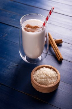 Agua de Horchata. Also known as horchata de arroz, it is one of the traditional fresh waters in Mexico, it is made with rice and cinnamon.