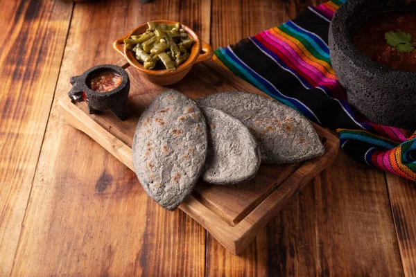 Tlacoyos Und Nopales Mexikanische Vorspanische Gericht Aus Blauem Maismehl Patty — Stockfoto