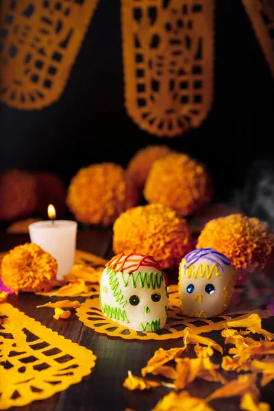 Ζαχαρωτά Κρανία Κεριά Άνθη Σεμπασουχίλ Marigold Και Papel Picado Διακόσμηση — Φωτογραφία Αρχείου