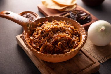 Tinga de Res. Tipik Meksika yemeği. Çoğunlukla doğranmış et, soğan ve kurutulmuş biberle hazırlanmış. Geleneksel olarak mısır, tortilla tostada ya da taco ile servis edilir..