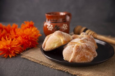 Pan de Muerto. Ölü sezonunda tüketilen tipik Meksika tatlı ekmeği. Ölülerin bayramında sunakların ve sunakların ana unsurlarından biridir..