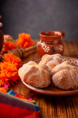 Pan de Muerto. Ölü sezonunda tüketilen tipik Meksika tatlı ekmeği. Ölülerin bayramında sunakların ve sunakların ana unsurlarından biridir..
