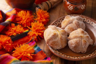 Pan de Muerto. Ölü sezonunda tüketilen tipik Meksika tatlı ekmeği. Ölülerin bayramında sunakların ve sunakların ana unsurlarından biridir..