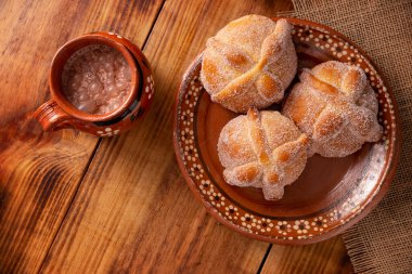 Pan de Muerto. Ölü sezonunda tüketilen tipik Meksika tatlı ekmeği. Ölülerin bayramında sunakların ve sunakların ana unsurlarından biridir..
