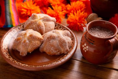 Pan de Muerto. Ölü sezonunda tüketilen tipik Meksika tatlı ekmeği. Ölülerin bayramında sunakların ve sunakların ana unsurlarından biridir..
